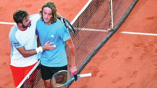 Roland Garros: Tsitsipas phải bật khóc sau cuộc đua marathon 5 tiếng đồng hồ với Wawrinka