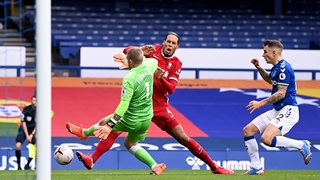 Trọng tài Premier League: Pickford ‘chặt giò’ Van Dijk như Keane đạp gãy chân Haaland