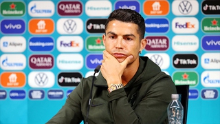 Cristiano Ronaldo đang ra gây tranh cãi lớn tại EURO 2021