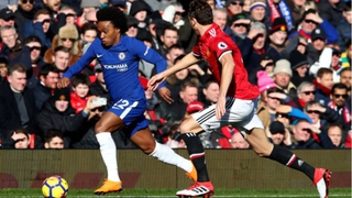 Chết cười với pha Willian chạy theo Matic để xem trộm mảnh giấy của Mourinho