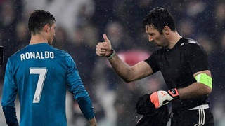 Fan Juventus cũng phải bật dậy vỗ tay hoan hô Ronaldo sau siêu phẩm ‘xe đạp chổng ngược’