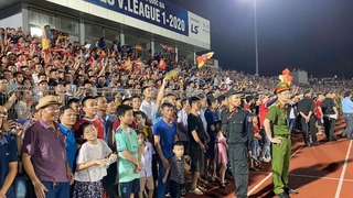 Bóng đá Việt Nam hôm nay: Hà Tĩnh bị phạt 15 triệu vì sự cố 'vỡ sân'. Quang Hải chấn thương dập cơ đùi