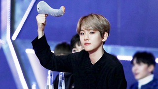 Mệt mỏi vì fan cuồng, Baekhyun của EXO làm căng trên mạng