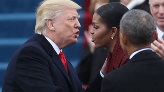 Sách của bà Obama đối đầu với sách vạch trần ông Trump trong mùa giải thưởng năm nay