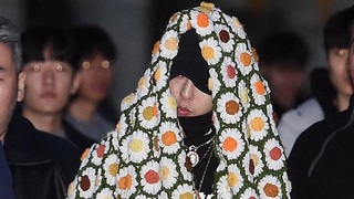 Fashionista G-Dragon mặc áo bông giữa trời nóng thiêu đốt