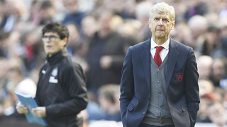 Wenger đã già nua và cạn kiệt ý tưởng, nên ra đi để cứu Arsenal