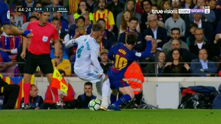 Kinh điển Barcelona – Real Madrid: Messi đánh thẳng vào chân Ramos để trả đũa cho Suarez