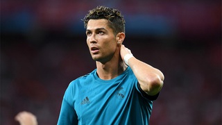 Đòi ra đi, Ronaldo vòi tăng lương, hay muốn trở về... M.U?