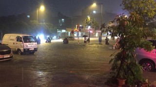 Nhiều phố Hà Nội thành sông, nước tràn vào nhà sau trận mưa lớn nhất từ đầu mùa