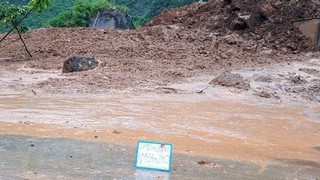 Sơn La: Sụt ta luy dương, hơn 15.000m3 đất đá đổ xuống trôi lấp mặt đường