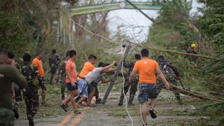 Hình ảnh siêu bão Mangkhut cầy nát Philippines với sức gió hủy diệt