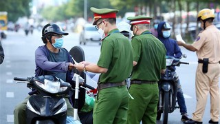 Hà Nội siết chặt kiểm tra người ra đường, xử lý nghiêm vi phạm quy định giãn cách xã hội