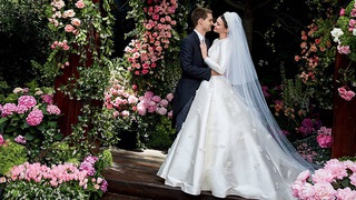 VIDEO: Miranda Kerr lộng lẫy mặc váy cưới trong hôn lễ với tỷ phú Snapchat