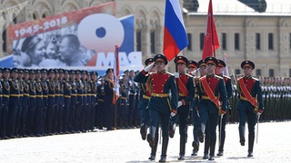 Xem Lễ diễu binh Ngày Chiến thắng phát xít trên Quảng trường Đỏ, Nga