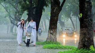 Vùng áp thấp trên khu vực giữa Biển Đông dự báo có khả năng mạnh thêm