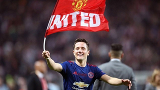 Ander Herrera bị chỉ trích vì tự ngã lăn đùng ra sân để 'câu' thẻ