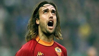 Vì sao Batistuta vẫn chưa thể đi lại bình thường?