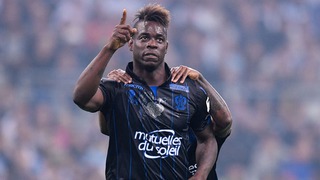 Mario Balotelli solo ghi bàn như Messi rồi... chửi trọng tài