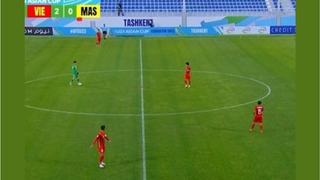 U23 Việt Nam: Văn Chuẩn như Neuer, lên giữa sân 'đá ma' với đồng đội khi U23 Malaysia bất lực