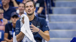 Medvedev thua Kyrgios ở vòng 4 Mỹ mở rộng, mất vị trí số 1 thế giới