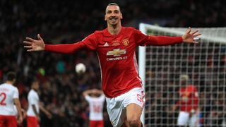 Ibrahimovic phẫu thuật thành công, Man United chuẩn bị gia hạn hợp đồng