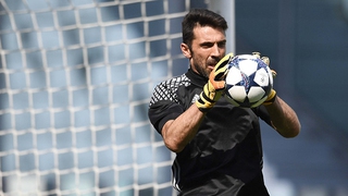 CẬP NHẬT tối 30/5: Buffon bất ngờ dính chấn thương. Man United nhận mức giá sốc từ Benfica