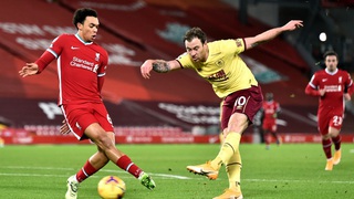 Liverpool 0-1 Burnley: Liverpool thua trận đầu tiên trên Anfield, lỡ cơ hội bám đuổi MU