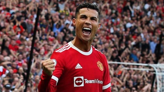 Ronaldo lập cú đúp ngày ra mắt MU, cộng đồng mạng lập tức so sánh với Messi