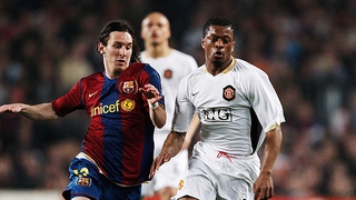 Evra chúc mừng Messi giành Quả bóng Vàng