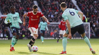 ĐIỂM NHẤN MU 1-1 Leicester: Ngày Bruno Fernandes đá số 9 ảo. MU hụt hơi đua Top 4