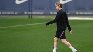 De Jong bị CĐV Barca sỉ nhục vì không chịu giảm lương