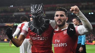 Vì sao Aubameyang nhận thẻ vàng khi hóa thành 'Black Panther' trong lúc ăn mừng?