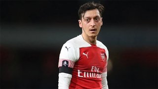 Chelsea đấu với Arsenal: Fan Arsenal ngao ngán trước pha sút penalty tập thảm họa của Oezil