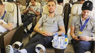 Jordan Henderson gây tranh cãi vì hành động gác chân lên cúp vô địch Champions League