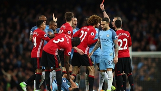 CẬP NHẬT sáng 29/4: Fellaini bị cảnh cáo, nhận án treo giò 3 trận. Man United đã chọn được người thay De Gea