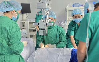 Bé 10 tuổi mắc đục thủy tinh thể phức tạp tìm lại ánh sáng sau phẫu thuật