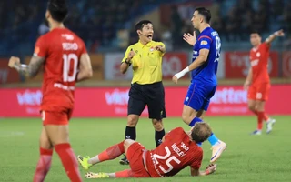 Thổi phạt đền sai, một trọng tài V-League bị đình chỉ