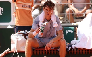 Thua sốc đối thủ hạng 56 thế giới, Jannik Sinner chia tay Roland Garros 2026