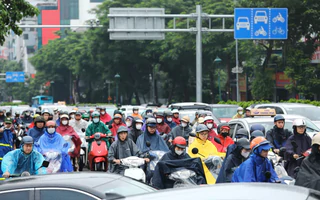Giao thông Hà Nội ùn tắc nhiều nơi sau mưa lớn