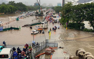 Mưa mưa lớn kéo dài, Hà Nội ngập nhiều tuyến phố