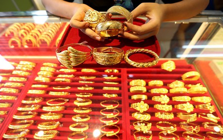 Giá vàng vượt ngưỡng 4.700 USD/ounce, giá bạc giảm nhẹ