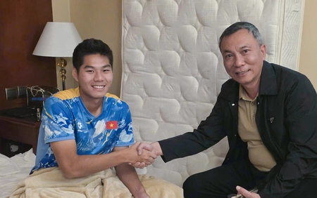 Chủ tịch VFF tới thăm và động viên trung vệ U23 Việt Nam sau chấn thương ở bán kết giải châu Á 