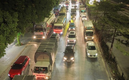 Giao thông Hà Nội dần đông đúc trước ngày cuối kỳ nghỉ Tết Dương lịch