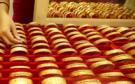 Vàng, bạc xuống giá mạnh, chứng khoán phân hóa sáng 30/1