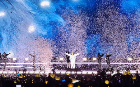 Concert BIGBANG Hà Nội: G-DRAGON đập guitar, TAEYANG hô "Việt Nam vô địch", 45.000 V.I.P hát vang thanh xuân