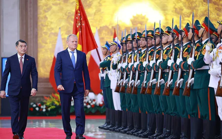 Thủ tướng Lê Minh Hưng chủ trì lễ đón chính thức Thủ tướng Cộng hòa Ba Lan