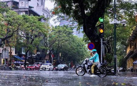 Cảnh báo mưa dông kèm lốc sét trên khu vực Hà Nội, lũ trên sông Đồng Nai