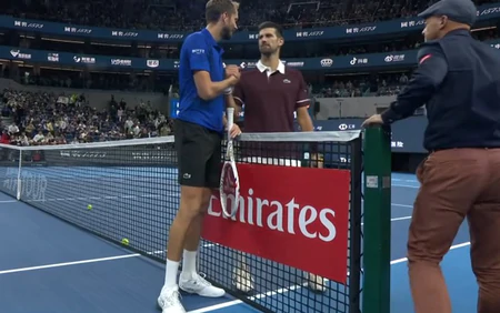 Djokovic vào chung kết China Open 2026 sau khi Medvedev bị trọng tài xử thua