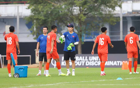 HLV Kim Sang Sik chia tay trợ lý người Hàn Quốc sau FIFA ASEAN Cup
