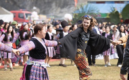 Đa dạng sắc màu lễ hội Xuân thu hút khách đến Đất Tổ